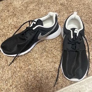 Nike black roshes size 7/6Y woman’s